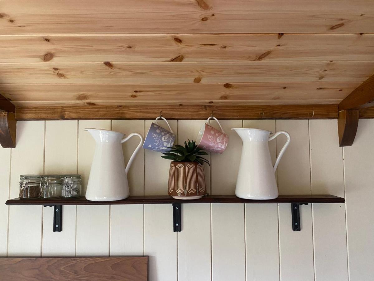 The Shepherd'S Hut - Wild Escapes Wrenbury Off Grid Glamping - Ages 12 And Over Baddiley Eksteriør bilde