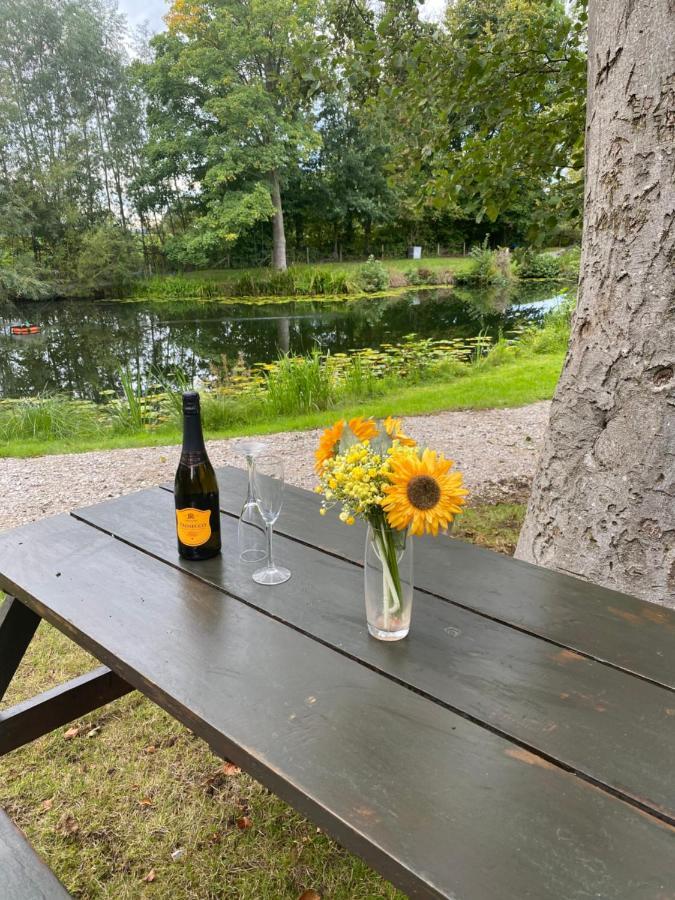 The Shepherd'S Hut - Wild Escapes Wrenbury Off Grid Glamping - Ages 12 And Over Baddiley Eksteriør bilde